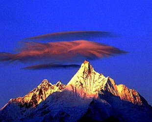 Als einer der 118 schneebedeckten Berge, die sich durchschnittlich 5000 Meter über dem Meeresspiegel in der Region der Drei Parallel-Flüsse befinden, erhebt sich der Meili-Schneeberg 6740 Meter. Sein Gipfel ist mit Gletschern bedeckt, die sich vor mehr als tausend Jahren geformt haben.