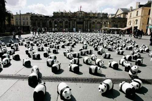 In Paris werden seit vergangenem Wochenende auf dem Trocadéro-Platz 1.600 Papier-Pandas ausgestellt, die alle noch auf der Erde überlebenden Tiere dieser Art symbolisieren.