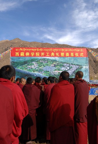 1 Die erste Akademie für Tibetischen Buddhismus befindet sich seit wenigen Tagen im Bau. Die Akademie soll zur Durchführung buddhistischer Studien und zum Austausch mit der Au?enwelt beitragen.