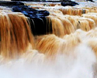 Dank des anhaltenden Regens hat die Durchflussmenge des Hukou-Wasserfalls am Gelben-Fluss drastisch zugenommen. Damit erreichte gestern die Breite des gesamten Wasserfalls über 1000 Meter und das Krachen wurde ohrenbet?ubend.