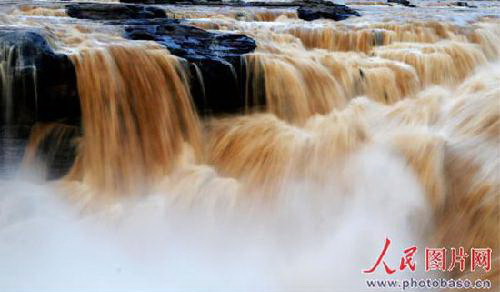 Dank des anhaltenden Regens hat die Durchflussmenge des Hukou-Wasserfalls am Gelben-Fluss drastisch zugenommen. Damit erreichte gestern die Breite des gesamten Wasserfalls über 1000 Meter und das Krachen wurde ohrenbet?ubend. 