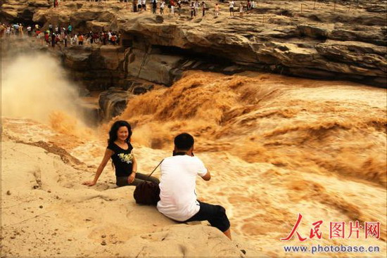 Dank des anhaltenden Regens hat die Durchflussmenge des Hukou-Wasserfalls am Gelben-Fluss drastisch zugenommen. Damit erreichte gestern die Breite des gesamten Wasserfalls über 1000 Meter und das Krachen wurde ohrenbet?ubend. 