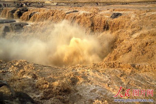 Dank des anhaltenden Regens hat die Durchflussmenge des Hukou-Wasserfalls am Gelben-Fluss drastisch zugenommen. Damit erreichte gestern die Breite des gesamten Wasserfalls über 1000 Meter und das Krachen wurde ohrenbet?ubend. 