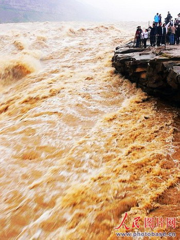 Dank des anhaltenden Regens hat die Durchflussmenge des Hukou-Wasserfalls am Gelben-Fluss drastisch zugenommen. Damit erreichte gestern die Breite des gesamten Wasserfalls über 1000 Meter und das Krachen wurde ohrenbet?ubend. 