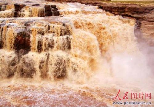 Dank des anhaltenden Regens hat die Durchflussmenge des Hukou-Wasserfalls am Gelben-Fluss drastisch zugenommen. Damit erreichte gestern die Breite des gesamten Wasserfalls über 1000 Meter und das Krachen wurde ohrenbet?ubend. 