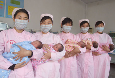 Fünflinge in China: Mit viel Nachwuchs zu einer gro?en glücklichen Familie Fünflinge in China: Mit viel Nachwuchs zu einer gro?en glücklichen Familie