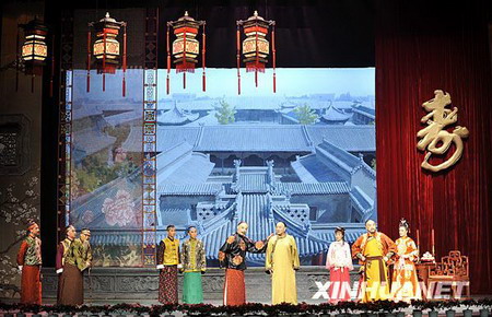 1 Am Montag ist in der Stadt Jinan in der ostchinesischen Provinz Shandong das bisher gr??te Pekingoper-Festival in China er?ffnet worden. Mehr als 4500 Darsteller und Funktion?re aus über 40 Pekingoper-Ensembles aus ganz China nehmen daran teil.