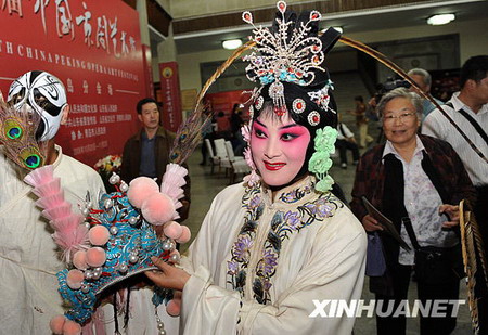 3 Am Montag ist in der Stadt Jinan in der ostchinesischen Provinz Shandong das bisher gr??te Pekingoper-Festival in China er?ffnet worden. Mehr als 4500 Darsteller und Funktion?re aus über 40 Pekingoper-Ensembles aus ganz China nehmen daran teil.