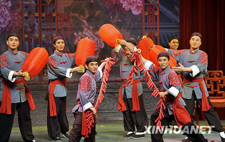 4 Am Montag ist in der Stadt Jinan in der ostchinesischen Provinz Shandong das bisher gr??te Pekingoper-Festival in China er?ffnet worden. Mehr als 4500 Darsteller und Funktion?re aus über 40 Pekingoper-Ensembles aus ganz China nehmen daran teil.