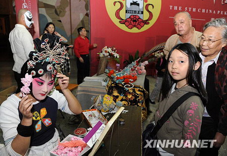 5 Am Montag ist in der Stadt Jinan in der ostchinesischen Provinz Shandong das bisher gr??te Pekingoper-Festival in China er?ffnet worden. Mehr als 4500 Darsteller und Funktion?re aus über 40 Pekingoper-Ensembles aus ganz China nehmen daran teil.