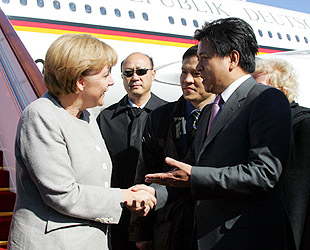 Die deutsche Bundeskanzlerin Angela Merkel ist am Donnerstag in Beijing eingetroffen. Damit startet sie ihren offiziellen Besuch in China. W?hrend ihrer Reise wird Merkel an dem siebten Asien-Europa-Treffen vom 24. bis zum 25. Oktober teilnehmen.
