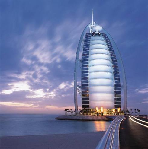 Dubai World will ein Sieben-Sterne-Hotel in China bauen.Limitless, ein Tochterfirma von Dubai World, hat die Ausschreibung für die Entwicklung einer Insel vor Qingdao für einen Preis von 4,37 Milliarden Yuan für sich entschieden.