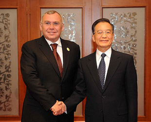 Der chinesische Ministerpr?sident Wen Jiabao hat am Freitag den ?sterreichischen Bundeskanzler Alfred Gusenbauer, der zum siebten Asien-Europa-Treffen (ASEM) in Beijing eingetroffen war, zum Gespr?ch empfangen.