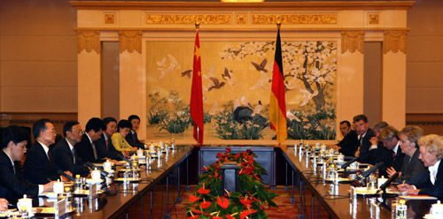 Der chinesische Ministerpräsident Wen Jiabao hat am Donnerstag in Beijing die deutsche Bundeskanzlerin Angela Merkel, die am Asien-Europa-Gipfel teilnimmt, empfangen.