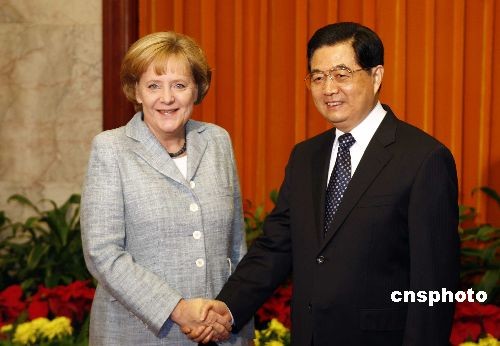Chinas Staatspr?sident Hu Jintao hat am Freitag die deutsche Bundeskanzlerin Angela Merkel, die zum siebten Asien-Europa-Treffen (ASEM) in Beijing eingetroffen war, zum Gespr?ch empfangen.