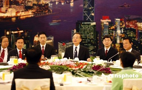 Spitzenpolitiker des Verbandes Südostasiatischer Nationen (ASEAN) sowie Chinas, Japans und Südkoreas die an der der siebten Asien-Europa-Konferenz teilnehmen, haben sich am Freitag in Beijing zu einem Frühstückbankett getroffen, das vom chinesischen Ministerpr?sidenten Wen Jiabao geleitet wurde.