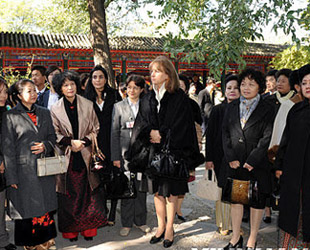 Die Frauen von Spitzenpolitikern, die an dem siebten Asien-Europa-Treffen teilnehmen, haben am Samstag die Gongwangfu (Residenz des Prinzen Gong) besichtigt.
