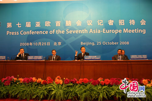 Das 7. Asien-Europa-Treffen ist am Samstag in Beijing zu Ende gegangen. Kurz nach der Abschlusszeremonie wurde eine Pressekonferenz abgehalten. Der chinesische Ministerpr?sident Wen Jiabao nahm daran teil und erkl?rte Chinas Standpunkt zur globalen Finanzkrise.