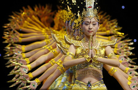 Am vergangenen Freitag hat das chinesische Behinderten-Ensemble in Lissabon vor über 2000 portugiesischen Zuschauern eine Aufführung gegeben. Dabei wurden auch die in China beliebten Tänze “Tausend-Hände-Bodhisattva” und “Pfau” gezeigt.