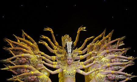 Am vergangenen Freitag hat das chinesische Behinderten-Ensemble in Lissabon vor über 2000 portugiesischen Zuschauern eine Aufführung gegeben. Dabei wurden auch die in China beliebten Tänze “Tausend-Hände-Bodhisattva” und “Pfau” gezeigt.