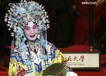 2 Eine Mischung traditioneller chinesischer Oper mit westlicher sinfonischer Musik soll die Peking-Oper weltweit bekannter machen.