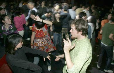 2 Jede Menge Aufführungen, Aktivit?ten und Spa? sind versprochen: Das Goethe-Institut als eines der wichtigsten Institutionen für den Austausch zwischen Deutschland und der Welt feiert am Wochenende seinen zwanzigsten Geburtstag in Beijing. 2 Jede Menge Aufführungen, Aktivit?ten und Spa? sind versprochen: Das Goethe-Institut als eines der wichtigsten Institutionen für den Austausch zwischen Deutschland und der Welt feiert am Wochenende seinen zwanzigsten Geburtstag in Beijing.