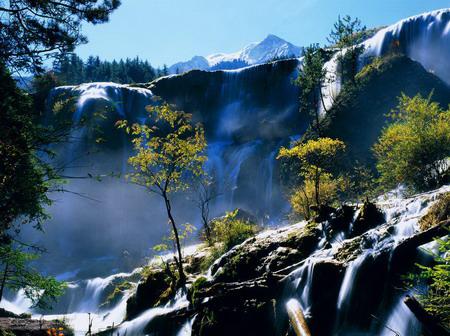 Das Jiuzhaigou-Tal ist eine bedeutende Touristenattraktion am Rande des Erdbebengebiets von Sichuan. Nach dem Beben ist der Tourismus praktisch zusammengebrochen. Nun soll er wiederbelebt werden.