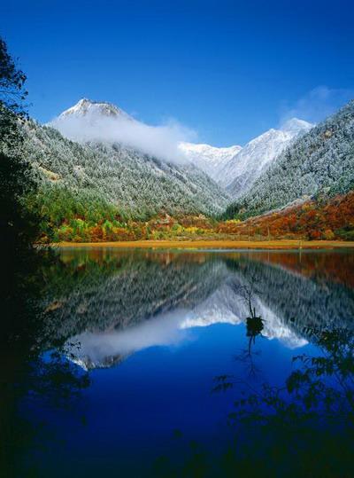 Das Jiuzhaigou-Tal ist eine bedeutende Touristenattraktion am Rande des Erdbebengebiets von Sichuan. Nach dem Beben ist der Tourismus praktisch zusammengebrochen. Nun soll er wiederbelebt werden.
