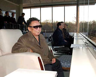 Kim Jong Il, der Ministerpr?sident von Nordkorea, ist Ende Oktober in Freizeitkleidung bei einem Fu?ballspiel ?ffentlich aufgetreten. Die monatelangen Spekulationen um seinen Gesundheitszustand k?nnten damit beendet sein.