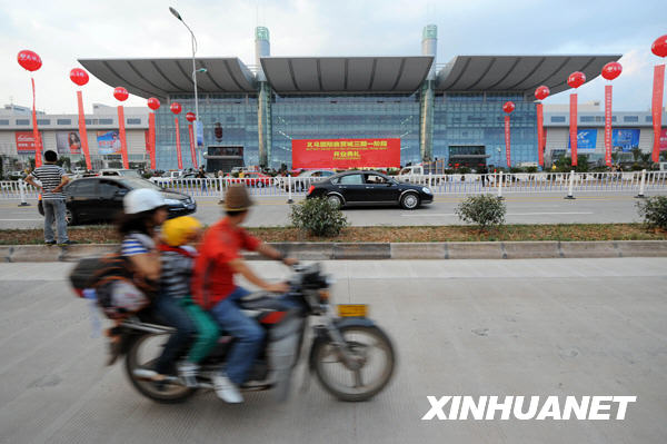 Eine Familie fuhr am 20. Oktober 2008 an dem Internationalen Businesscenter in Yiwu vorbei.