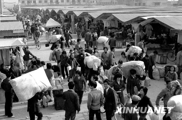 Das Archivfoto zeigt einen Markt in Yiwu, erbaut im September 1986.