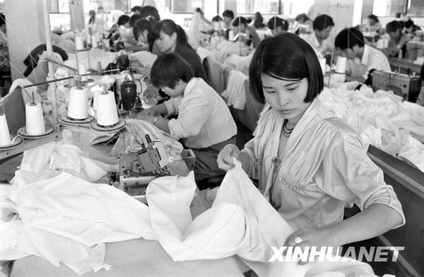 Eine Kleidungsfabrik in Yiwu (Foto von 1993). Seit Anfang der 90er Jahren sind aus den St?nden auf dem Markt in Yiwu zahlreiche Unternehmer entwachsen.