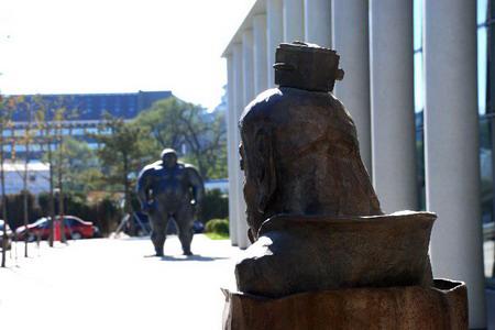 Vor einem Schulgeb?ude der Peking Universit?t wurde eine Statue von einem nackten Mann errichtet. Ihr gegenüber steht eine Büste des legend?ren chinesischen Philosophen Laotse – und schaut auf dessen Geschlechtsorgan.