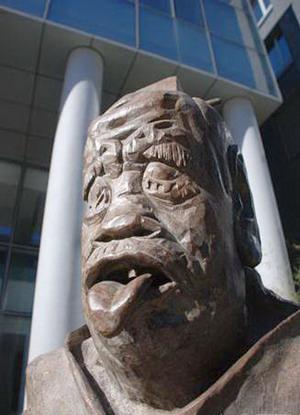 Vor einem Schulgeb?ude der Peking Universit?t wurde eine Statue von einem nackten Mann errichtet. Ihr gegenüber steht eine Büste des legend?ren chinesischen Philosophen Laotse