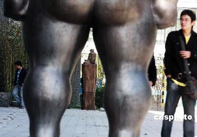 Vor einem Schulgeb?ude der Peking Universit?t wurde eine Statue von einem nackten Mann errichtet. Ihr gegenüber steht eine Büste des legend?ren chinesischen Philosophen Laotse – und schaut auf dessen Geschlechtsorgan.