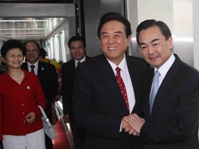 Wang Yi, Direktor des Büros des chinesischen Staatsrates für Taiwan-Angelegenheiten, bezeichnete die Taiwan-Reise von Chen Yunlin auch als eine 'Kooperationsreise'. Auf der Basis der gleichberechtigten Konsultation und des gegenseitigen Nutzens hat die ARATS mit der SEF vier wichtige Vereinbarungen unterzeichnet.