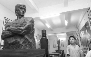4 In der Stadt Shunde in der Provinz Guangdong wurde am Sonntag das weltweit gr??te Museum für Action-Legende Bruce Lee er?ffnet. Zu dem aktuellen Bruce-Lee-Boom hat nicht zuletzt eine neue TV-Serie beigetragen.