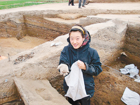1 Bei Grabungen um den Tempel des Herzogs von Zhou fanden Arch?ologen 1100 Schriftzeichen auf Orakelknochen, die fast 3000 Jahre alt sind. Es ist der gr??te derartige Fund bisher und wird nach Hoffnung der Experten neue Erkenntnisse über die Geschichte der Zhou-Dynastie liefern.