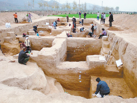 3 Bei Grabungen um den Tempel des Herzogs von Zhou fanden Arch?ologen 1100 Schriftzeichen auf Orakelknochen, die fast 3000 Jahre alt sind. Es ist der gr??te derartige Fund bisher und wird nach Hoffnung der Experten neue Erkenntnisse über die Geschichte der Zhou-Dynastie liefern.