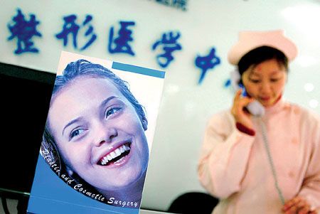 1 Gestern wurde in Shanghai die erste Hotline für Fragen zu plastischer Chirurgie eingerichtet. Sie soll unter anderem helfen, die unrealistischen Erwartungen potenzieller Patienten abzuschw?chen.