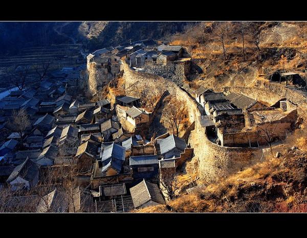 Mit seiner Architektur und seiner umliegenden atemberaubenden Landschaft ist das traditionelle Dorf ein attraktives Reiseziel: Chuandixia.