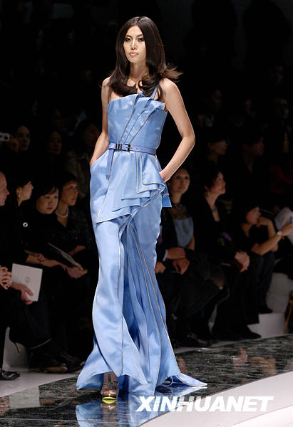 Die erste Versace-Modenschau in China ist am Donnerstag in der Hauptstadt Beijing veranstaltet worden. Dabei wurden neue Frühlings- und Sommerkollektionen für M?nner und Frauen vorgestellt.