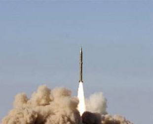 Der Iran hat am Montag im Grenzegebiet zum Irak eine Rakete neuen Typs gestestet. Die Bush-Regerung verurteilt dies. Irans Regirung sagt, das Land müsse sich auf einen von den USA und Israel angedrohten Angriff vorbereiten.