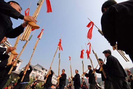 2 Eine Frau in traditioneller Tracht beim Volkstanzwettbewerb, der vor kurzem im Kreis Leishan in der südwestchinesischen Provinz Guizhou stattfand. Bei dem Volkstanzwettbewerb der Miao nahmen mehr als 200 Personen in sieben Teams teil.
