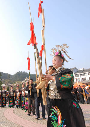 3 Eine Frau in traditioneller Tracht beim Volkstanzwettbewerb, der vor kurzem im Kreis Leishan in der südwestchinesischen Provinz Guizhou stattfand. Bei dem Volkstanzwettbewerb der Miao nahmen mehr als 200 Personen in sieben Teams teil.