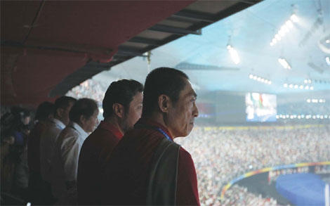 1 Zhang Yimou hat mit der Inszenierung der Er?ffnungs- und Abschlusszeremonien für die Olympischen Spiele einmal mehr seine künstlerische Vielseitigkeit unter Beweis gestellt. Seinen eigenen Erfolg zu toppen wird eine gro?e Herausforderung.