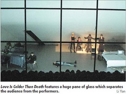 2 Der Avantgarde-Regisseur Meng Jinghui hat den Fassbinder-Film 'Liebe ist k?lter als der Tod' für das Theater adaptiert. Die Wand, die das Publikum vom Geschehen auf der Bühne trennt, ist in dieser Inszenierung nicht nur imagin?r.