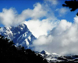 Im Bezirk Nyingchi des Autonomen Gebiets Tibet in der Volksrepublik China befindet sich der steile Berg Namjagbarwa. Mit der Höhe von 7782 Meter über dem Meeresspiegel ist er der fünfzehnthöchste Berg der Erde.