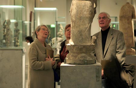 5 Am Mittwoch wurde in Paris für Medienvertreter eine Ausstellung über 1000 Jahre Sakralkunst aus China er?ffnet. Die Ausstellung 'Sch?tze von Dunhuang' zeigt buddhistische Kunst vom 4. bis zum 14. Jahrhundert.