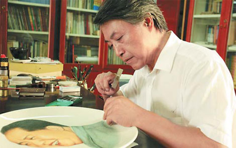 1 Li Ziyuan ist ein international anerkannter Keramikkünstler. Mit Hammer und Bohrer zieht er feine Linien auf Porzellanplatten und schafft so Kunstwerke, die an chinesische Malerei erinnern.